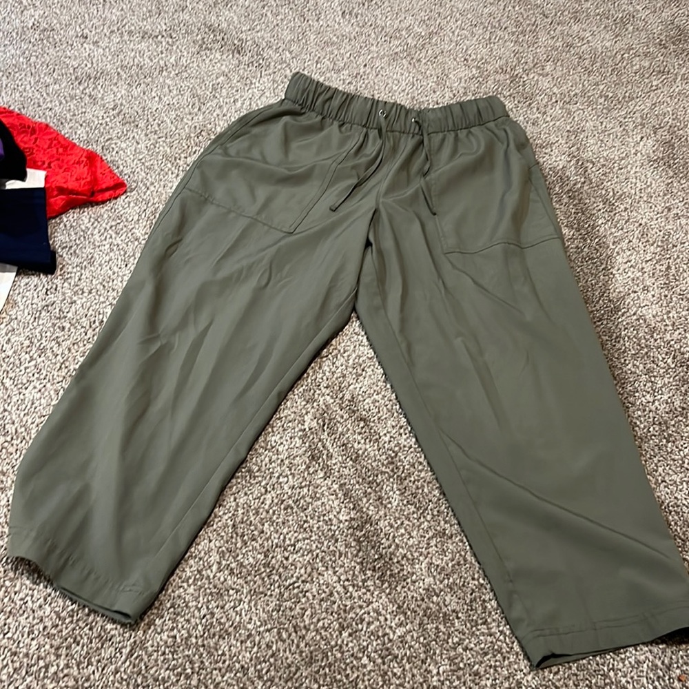 Old navy active wear olive green size medium and stretch